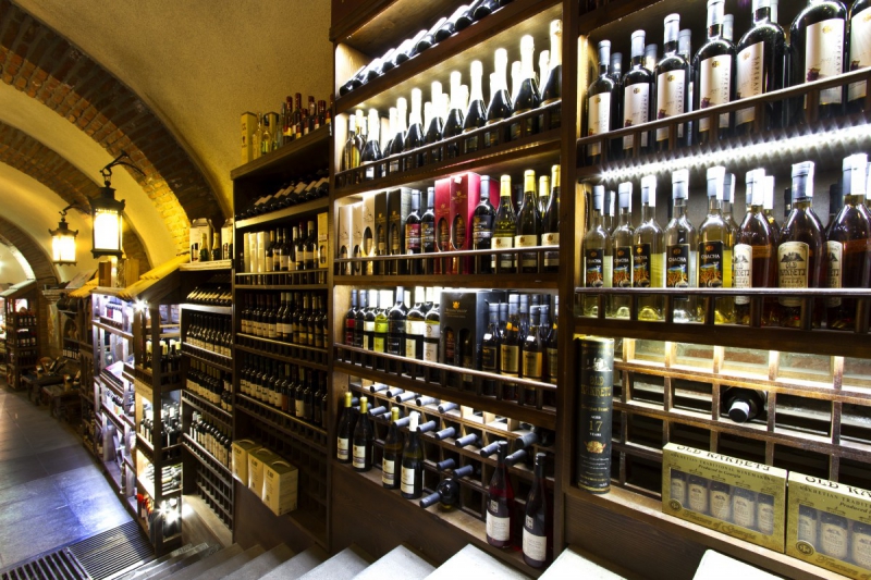 bar-GREOLIERES-min_world_street_travel_shop_canon_georgia_wine_bottles-429767